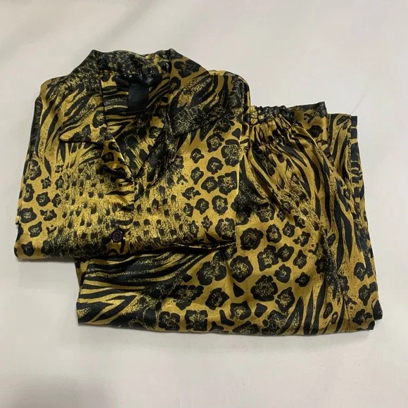 🛍️ Animal Print 2 Piece Poly-Satin Pajama Set Gold & Black - Size L - Picture 7 of 8